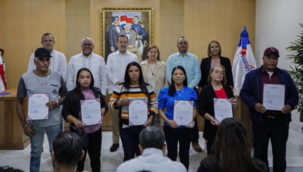 Gobierno entrega RD$50 millones en créditos a 232 prestatarios en Constanza